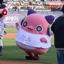 �ؽ� '�����ý��丮', ���ξ߱��� kt wiz �귣�嵥�� ����