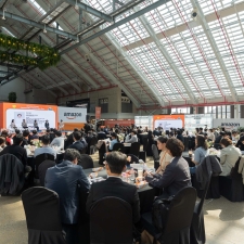 �Ƹ���, ��õ�� '�Ƹ��� Ŀ�´�Ƽ �ݶ󺸷����� ����' ù ����