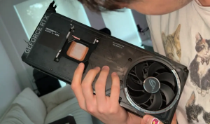 �Ƹ��� �߰����� RTX 5090 ����� �𷯸�? PCB ��°�� ����� ��ǰ ���
